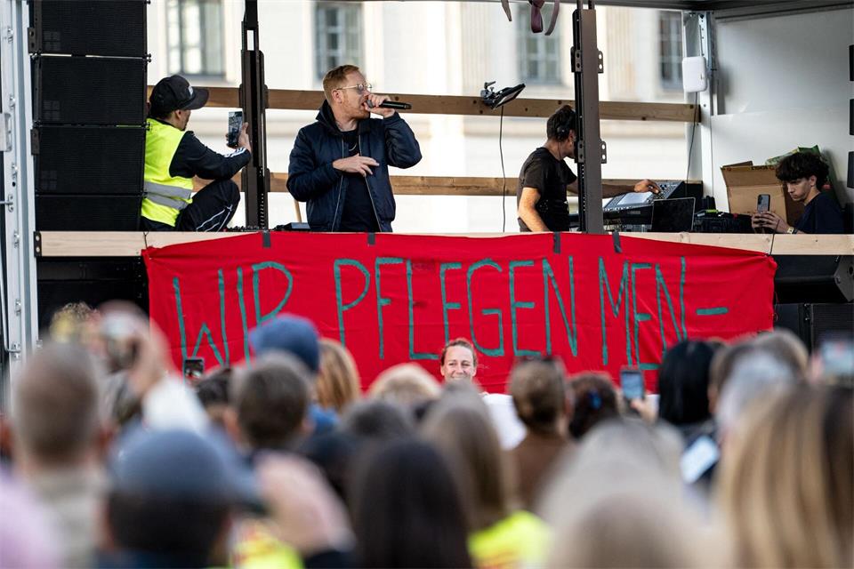 Die Mitarbeiter wollen mehr Geld und bessere Arbeitsbedingungen. Fabian Sommer/dpa