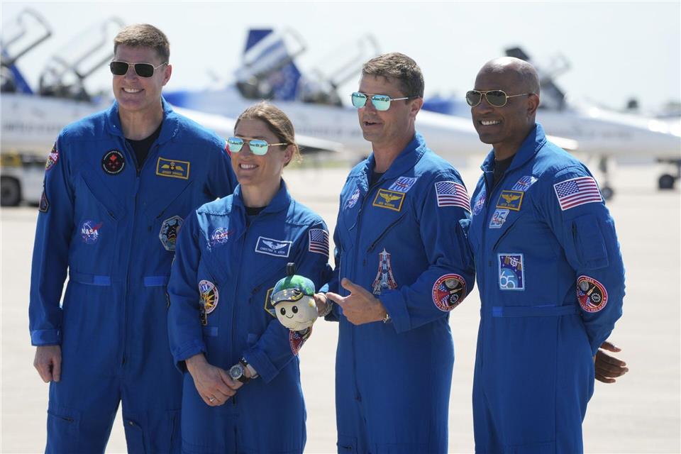 Die Mitglieder der „Artemis 2“-Besatzung (l-r) Jeremy Hansen aus Kanada, Christina Koch, Commander Reid Wiseman und Pilot Victor Glover posieren für ein Foto wenige Tage vor dem geplanten Start.Chris O’Meara/AP/dpa