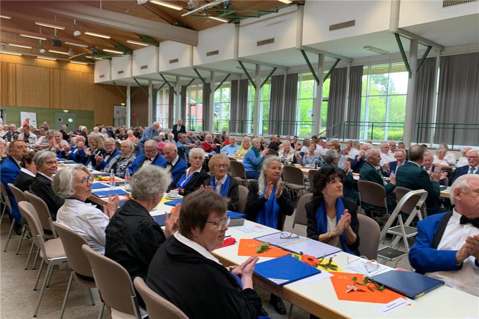 Die Mitglieder der Chöre waren immer gut an den einzelnen Sakkos zu erkennen.