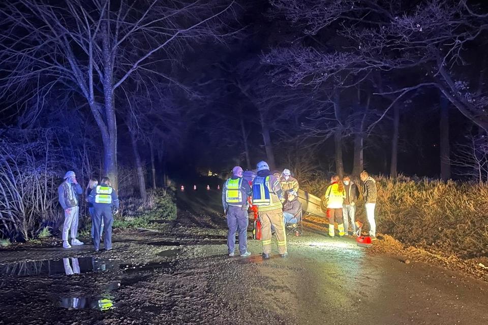 Die Mitglieder der Feuerwehr leuchteten den Unfallort aus und betreuten die Unfallopfer bis die Polizei eintraf.
