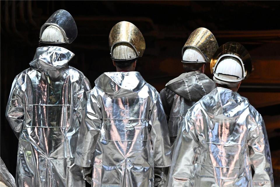 Die Mitglieder der IG Metall bei Thyssenkrupp Steel haben mit großer Mehrheit für einen Sanierungstarifvertrag gestimmt. Er sieht auch massive Lohnkürzungen vor. (Archivbild) Federico Gambarini/dpa