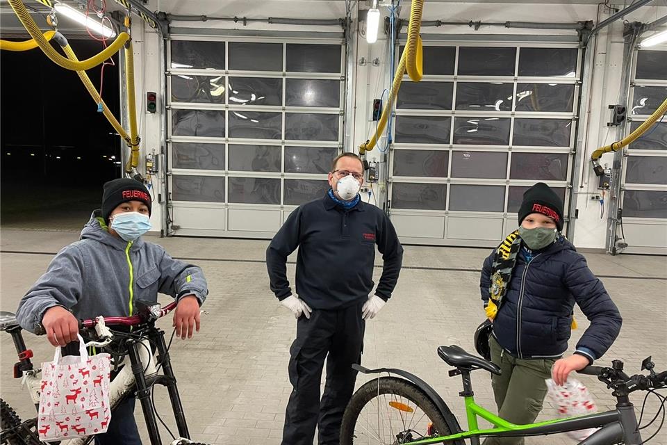 Die Mitglieder der Jugendfeuerwehr haben sich Präsenttüten im Gerätehaus abgeholt.