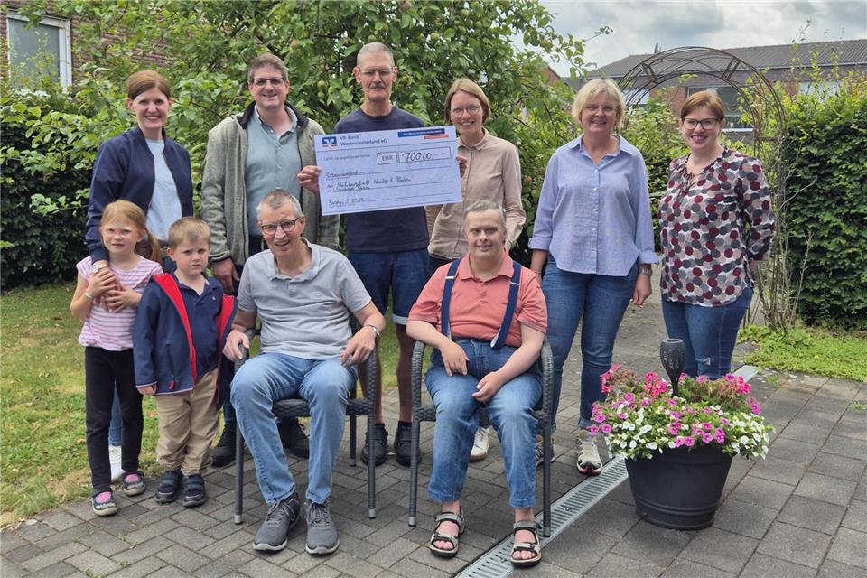 Die Mitglieder der Nachbarschaft Nordesch haben den symbolischen Scheck an die Lebenshilfe übergeben.