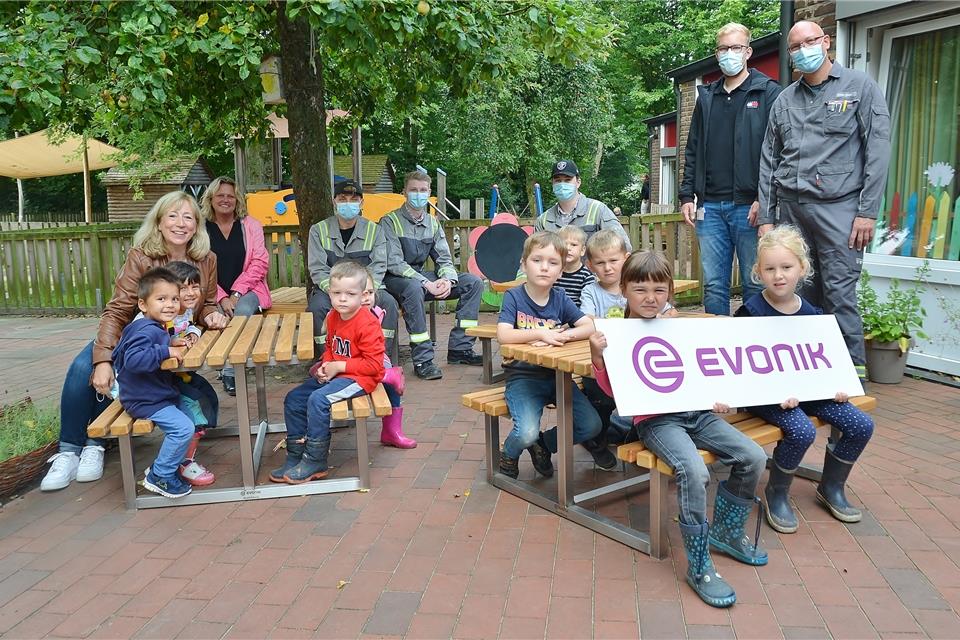 Die Mitglieder der Projektgruppe aus Marl, die Kinder und Kita-Leiterin Angela Kuhlmann (links) freuen sich über die neuen Möbel.