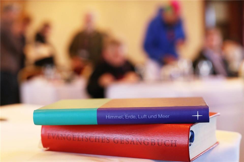 Die Mitglieder der Synode der Nordkirche haben am ersten Sitzungstag unter anderem über ein Schutzkonzept für die Synode diskutiert. Darin geht es um den Umgang mit Übergriffen innerhalb des Gremiums.Danny Gohlke/dpa