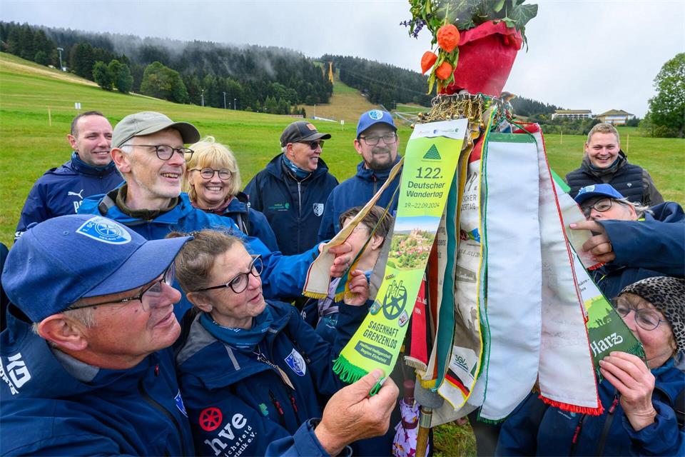 Die Mitglieder der Wimpelwandergruppe aus Heilbad Heiligenstadt treffen zum Deutschen Wandertag in Oberwiesenthal ein.Hendrik Schmidt/dpa