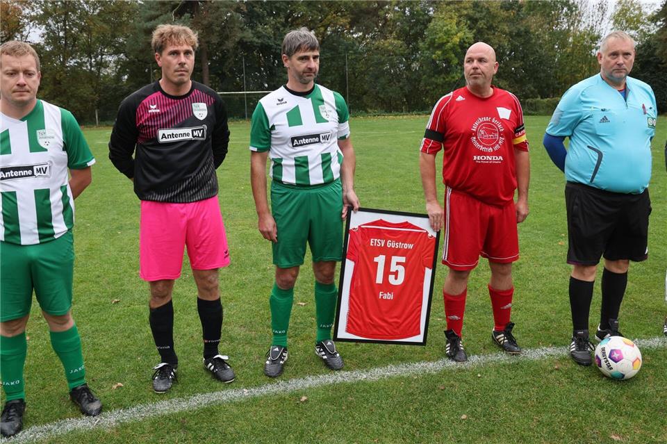 „Werden Fabi nicht vergessen“ - Gedenken bei Fußballspiel Die Mitglieder des ETSV Güstrow erinnerten mit einem Trikot an den getöteten Jungen.Bernd Wüstneck/dpa