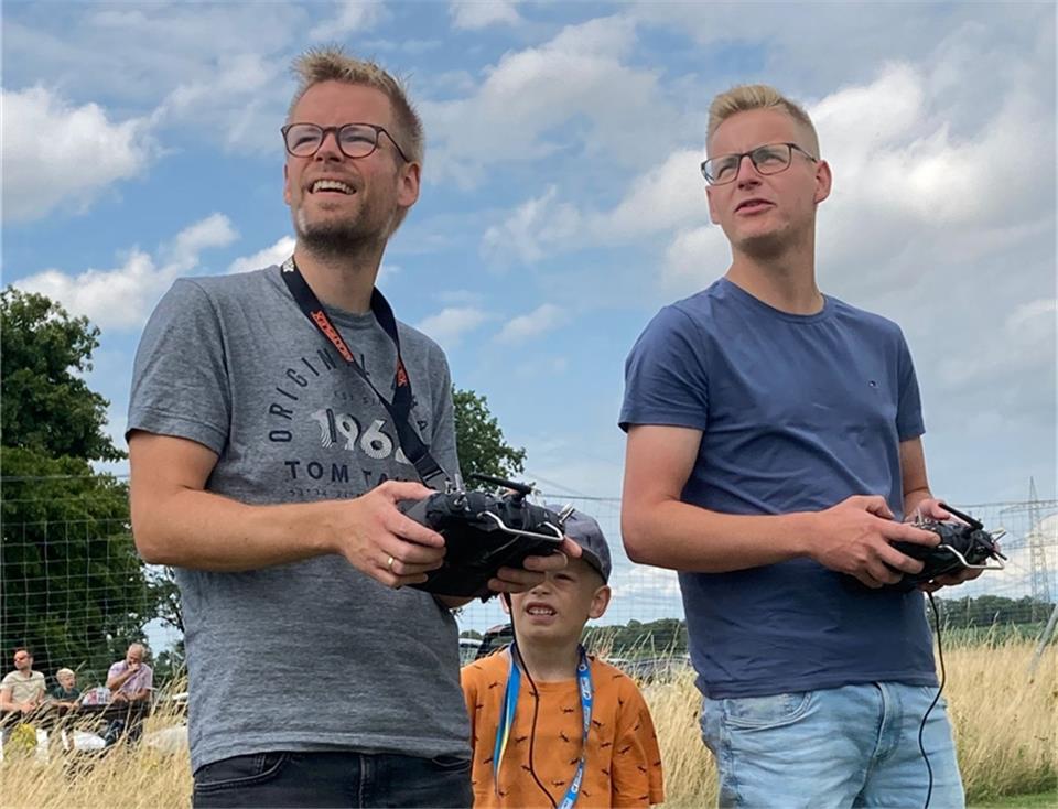 Die Mitglieder des Modellflugclubs Marbeck-Raesfeld laden in den Ferien zum Probefliegen ein.