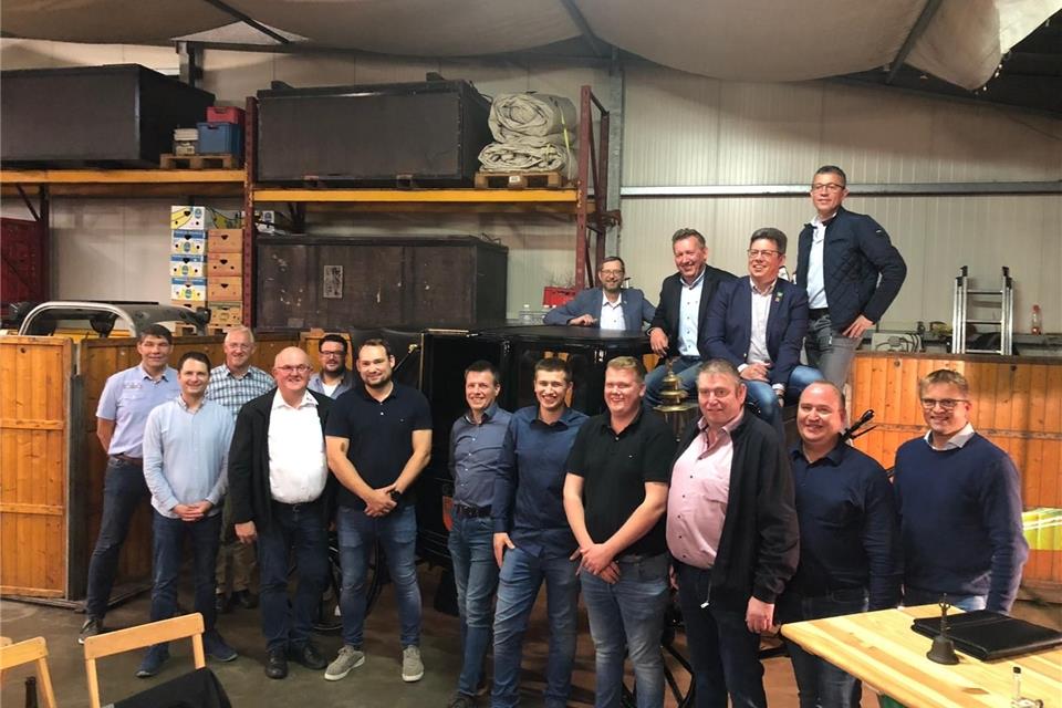 Die Mitglieder des Schützenvereins Erle haben sich in der Halle der Festwirtsfamilie getroffen.