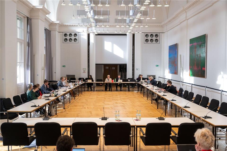 Die Mitglieder im Untersuchungsausschuss zur Vergabe von Fördermitteln haben noch viele Fragen. Christophe Gateau/dpa