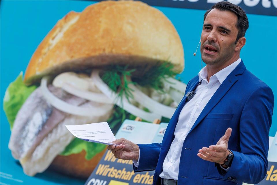 Die Mitte ist laut Daniel Peters das Beste am Fischbrötchen und in der Politik.Jens Büttner/dpa