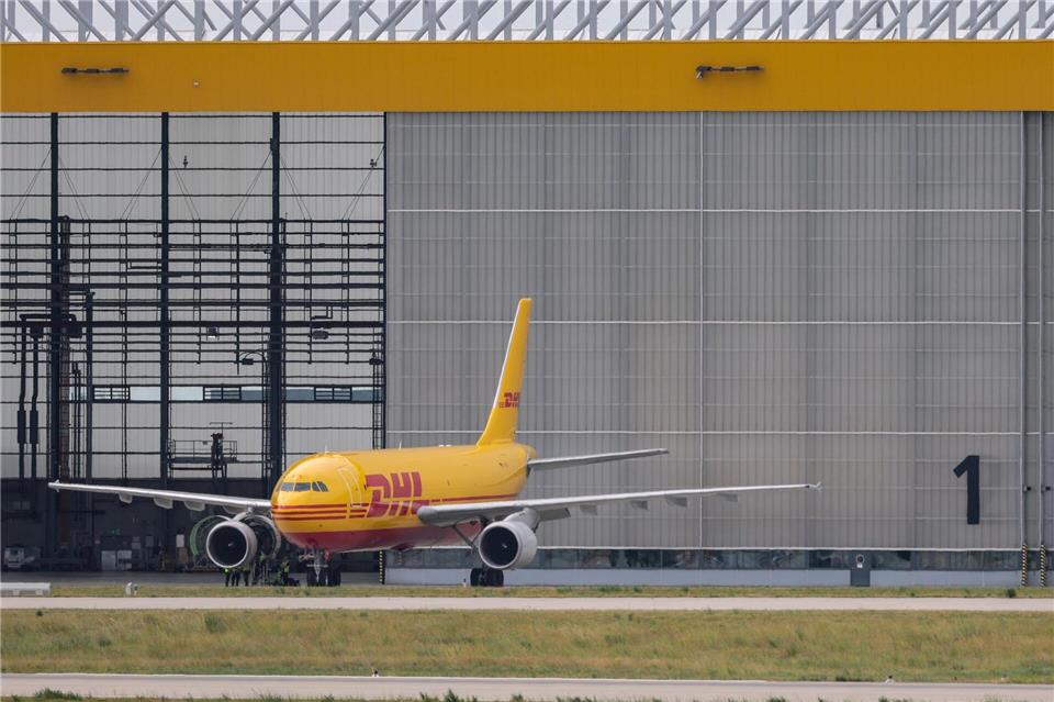 Die Mitteldeutsche Flughafen AG muss Beschäftigte entlassen. (Symbolbild)Jan Woitas/dpa