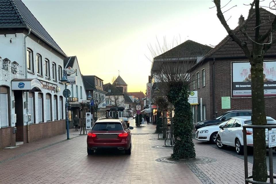 Die Mittelstraße in Schermbeck: Die Situation wird allgemein als unbefriedigend empfunden. Aber bei der Suche nach einer Lösung gehen die Meinungen weit auseinander.