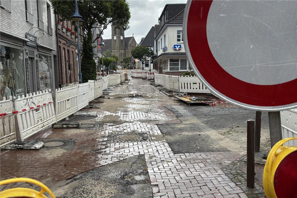 Die Mittelsttraße in Schermbeck ist nach einem Rohrbruch voraussichtlich bis zum Ende des Monats gesperrt.