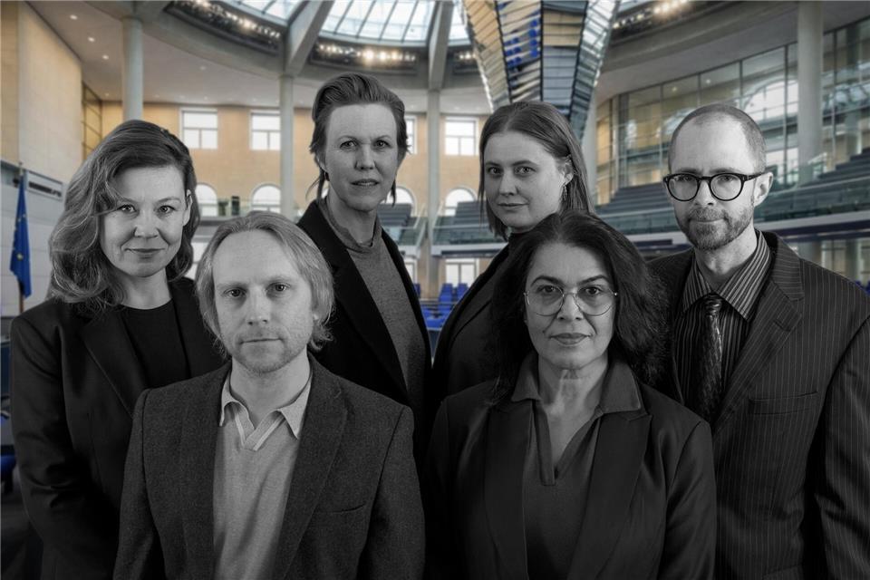 Die Mitwirkenden des Theaterprojekts „Faktor X: Demokratie“ sind von links: Ewa Rataj, Helge Salnikau, Julia Dillmann, Sina Ebell, Günfer Çölgeçen und David Loscher. Nicht im Bild ist Clara Eigeldinger (Ausstattung).