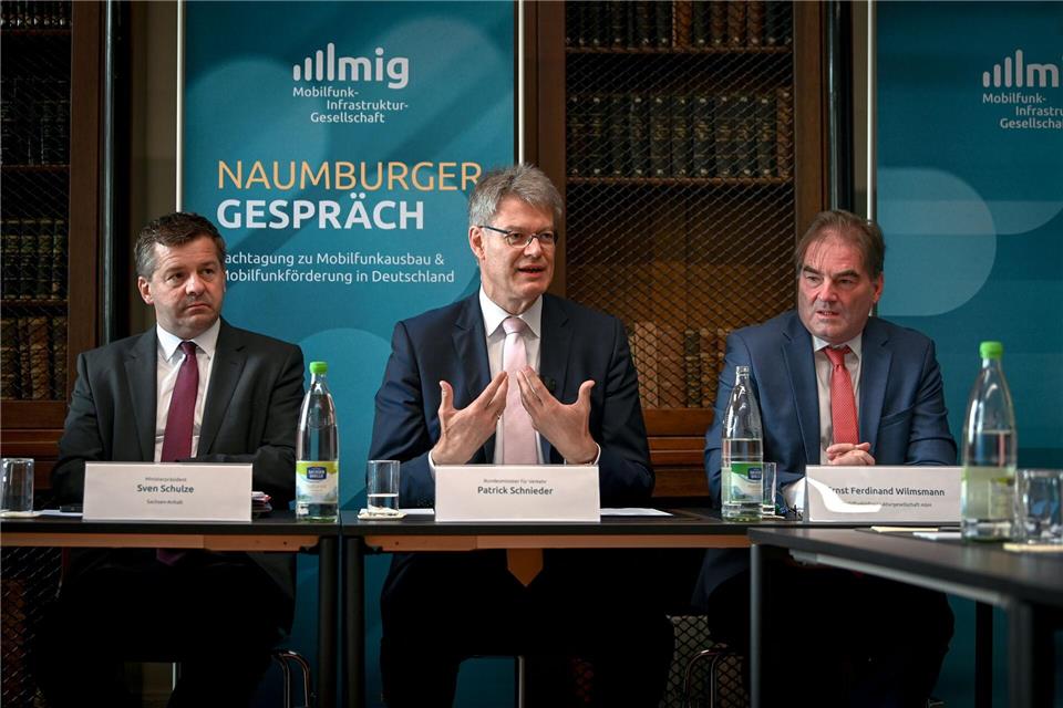 Die Mobilfunkinfrastrukturgesellschaft in Naumburg könnte künftig beim Ausbau von Bahnfunk und 5G helfen.Heiko Rebsch/dpa