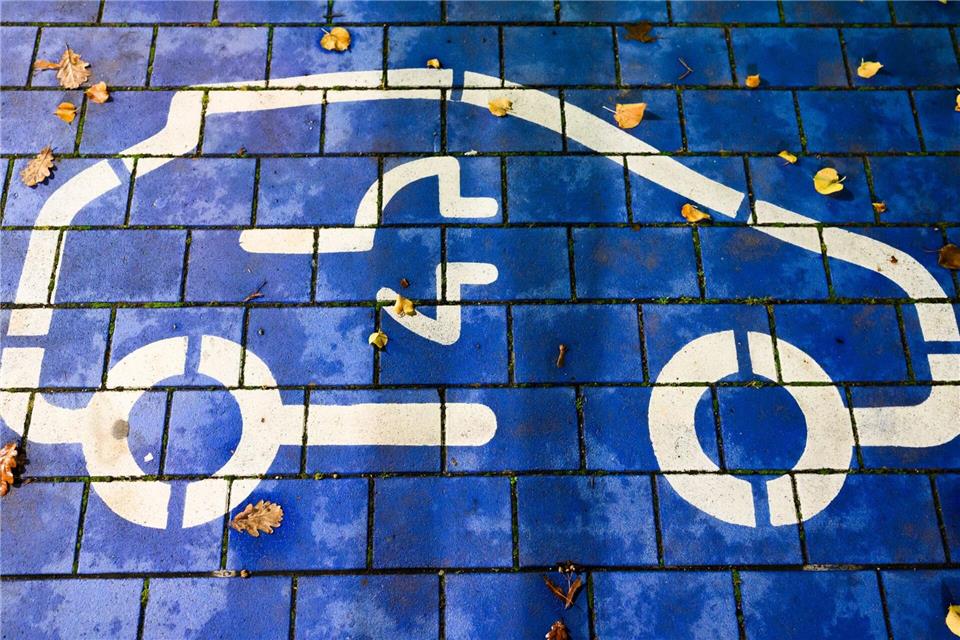 Betriebsräte fordern Perspektive für Autoindustrie Die Mobilitätswende hin zum elektrischen Fahren betrifft die Industrie im Saarland im besonderen Maße. (Symbolbild) Julian Stratenschulte/dpa