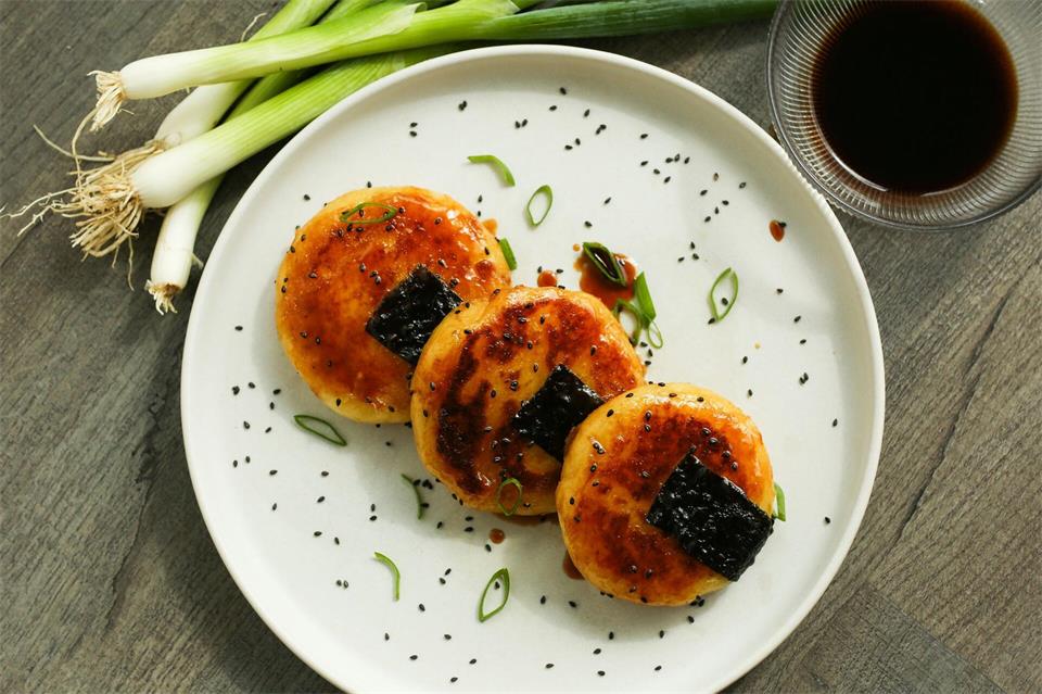 Die Mochi sind nicht aus Reis, sondern aus Kartoffelpüree und Kartoffelstärke. Gefüllt wird der weiche und dehnbare Teig mit schmelzendem Käse. Der Überzug ist eine klebrig-süße Sojaglasur.Lesley Brügger/lemonsanddragons/dpa-tmn