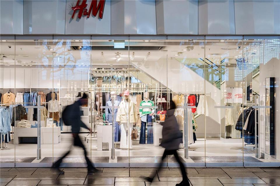 Die Modekette wird, neben Anbietern wie Zara und C&A, von vielen Kunden in Deutschland bevorzugt angesteuert. (Archivbild)Andreas Arnold/dpa