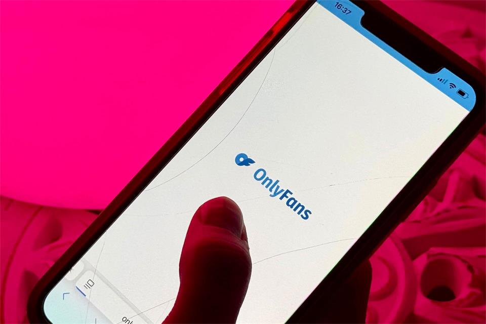 Die Möglichkeit auf Selbstbestimmung auf der Plattform OnlyFans wird seit Jahren kontrovers diskutiert. (Symbolbild)Alicia Windzio/dpa