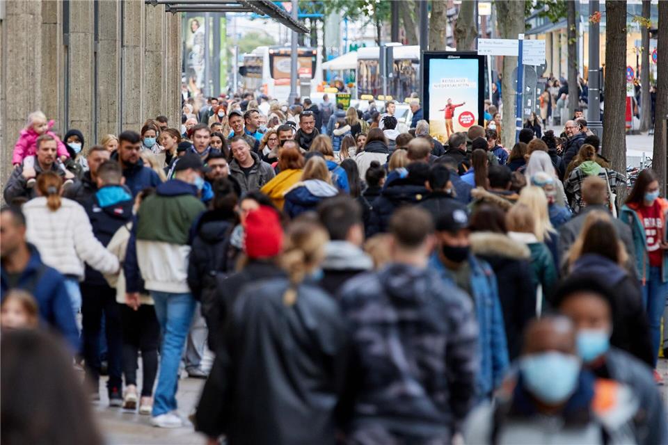 Die Mönckebergstraße zählt zu bekanntesten Einkaufsmeilen. (Archivbild) Georg Wendt/dpa