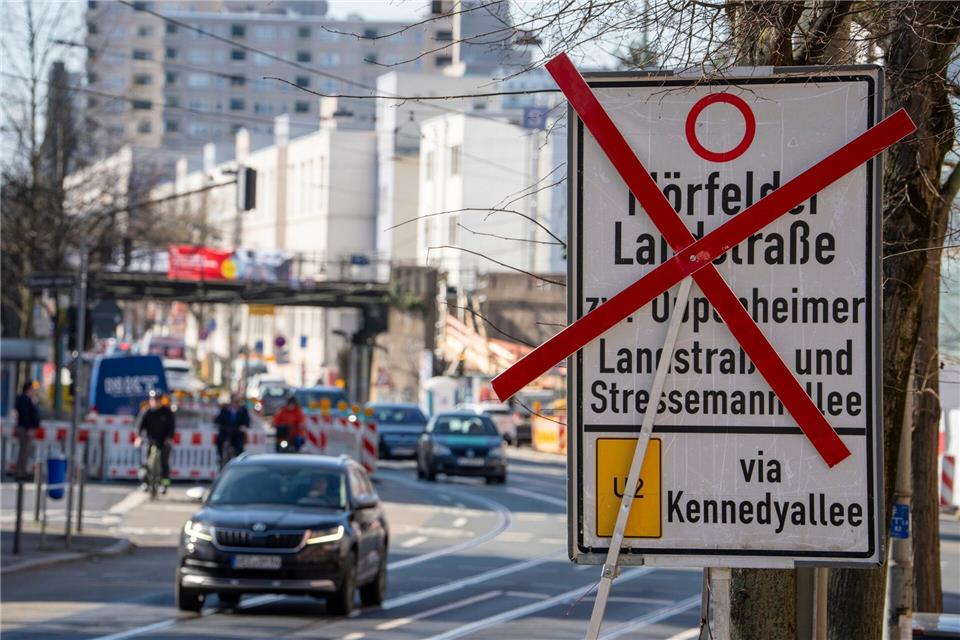 Die Mörfelder Landstraße wird zum Teil lange gesperrt. Andreas Arnold/dpa