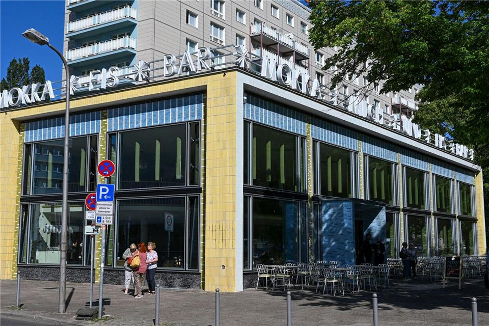 Die „Mokka-Milch-Eisbar“ an der Karl-Marx-Allee war in der DDR ein beliebter Treffpunkt. Jens Kalaene/dpa