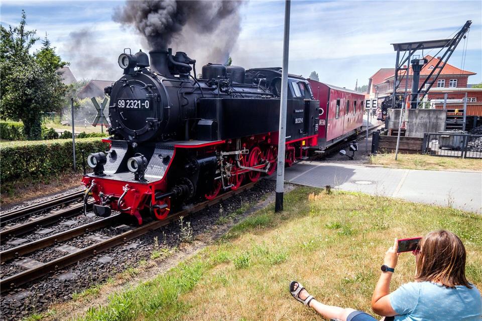 Die „Molli“ bietet auch Sonderfahrten samt eines gespielten Überfalls an. (Archivbild)Jens Büttner/dpa