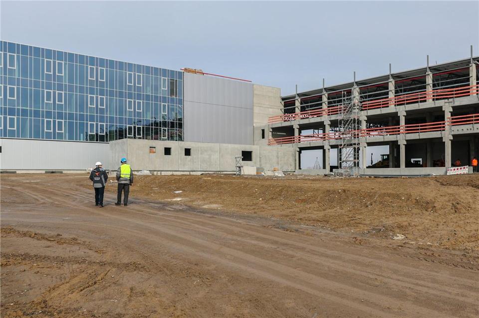 Die Montagestationen für die Flugzeugproduktion sollen ab Juni in den Hallen eingerichtet werden Jan Woitas/dpa