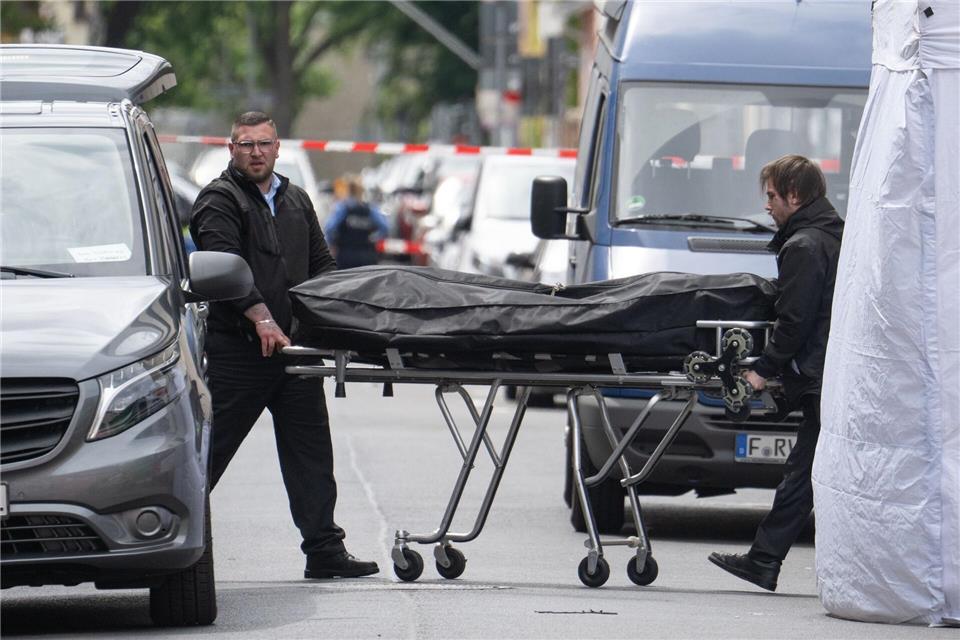Die Mordkommission der Kriminalpolizei ermittelt wegen eines Tötungsdelikts.Boris Roessler/dpa