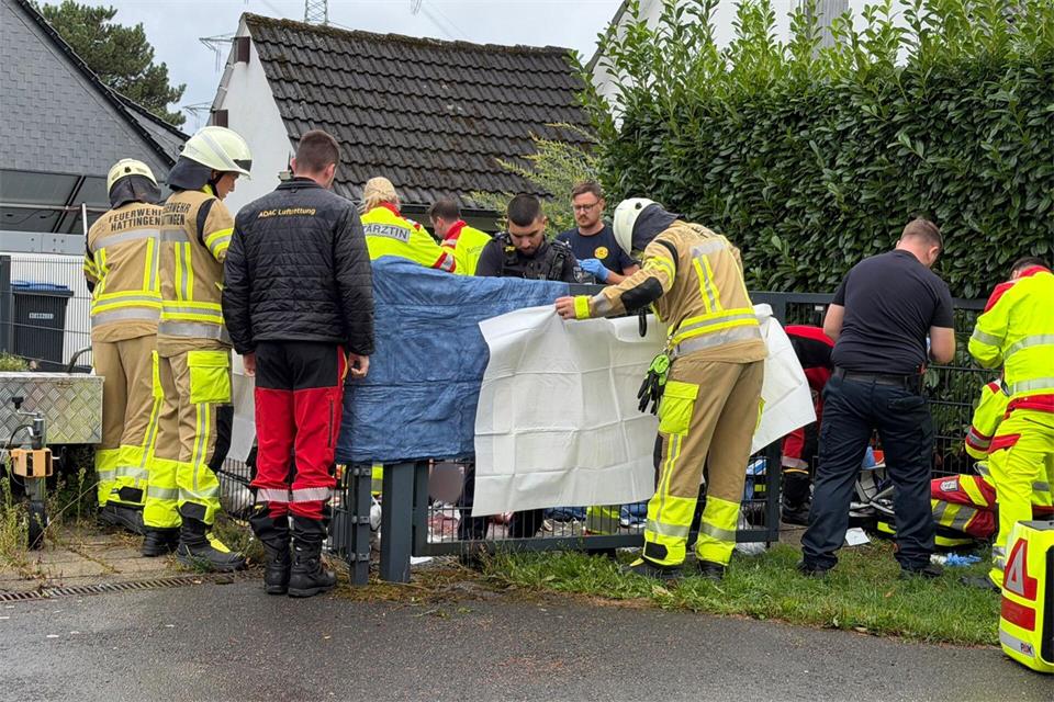 Die Mordkommission ermittelt nach Fund eines Schwerverletzten.Justin Brosch/dpa
