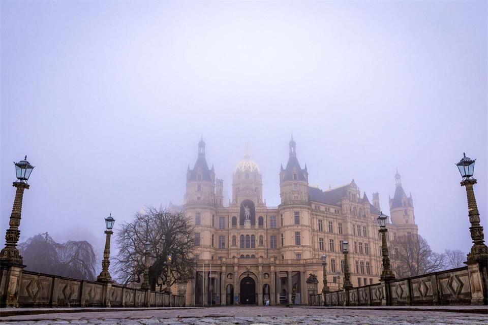 Die Morgenstunden in Mecklenburg-Vorpommern sind heute und morgen nebelverhangen. (Symbolbild)Jens Büttner/dpa