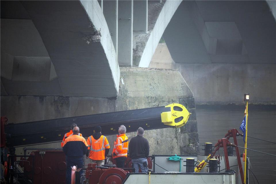Die Moselbrücke bei Longuich wird untersucht: Welchen Schaden hat das Schiff verursacht?Harald Tittel/dpa