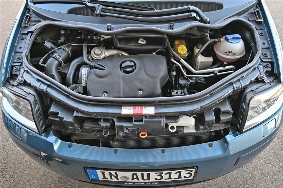 Die Motorhaube ist nur komplett demontierbar - für einfache Service-Arbeiten reicht es aber, die Frontblende herunterzuklappen.Audi AG/dpa-tmn