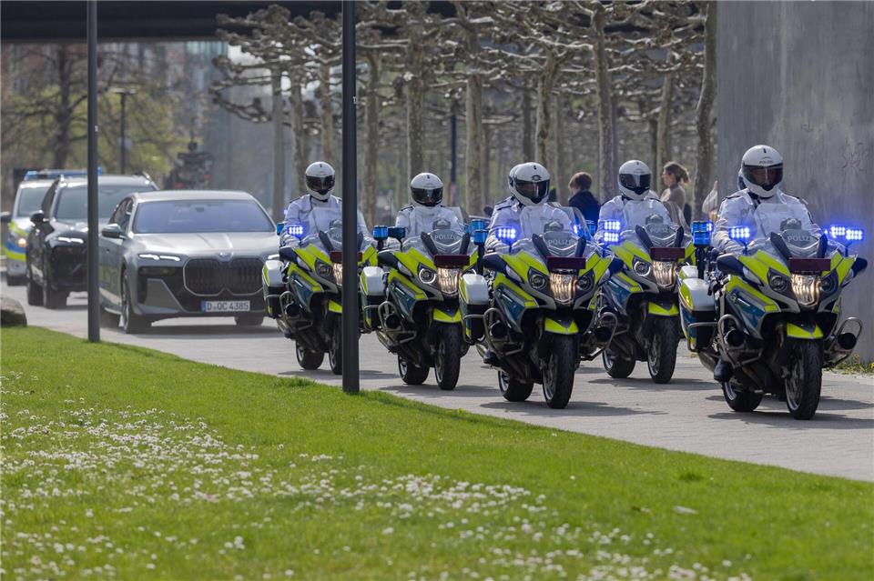 Die Motorrad-Kolonne für Königin Silvia an der Staatskanzlei. Der Unfall passierte auf dem Weg zum nächsten Termin. (Archivbild)Rolf Vennenbernd/dpa