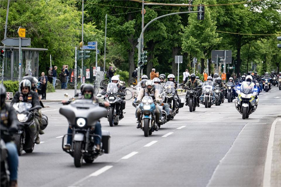 Die Motorradfahrer gedachten der toten Soldaten der Bundeswehr. Fabian Sommer/dpa