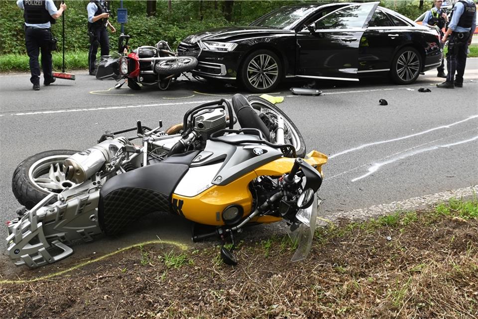 Die Motorradfahrer wurden bei dem Unfall schwer verletzt. 