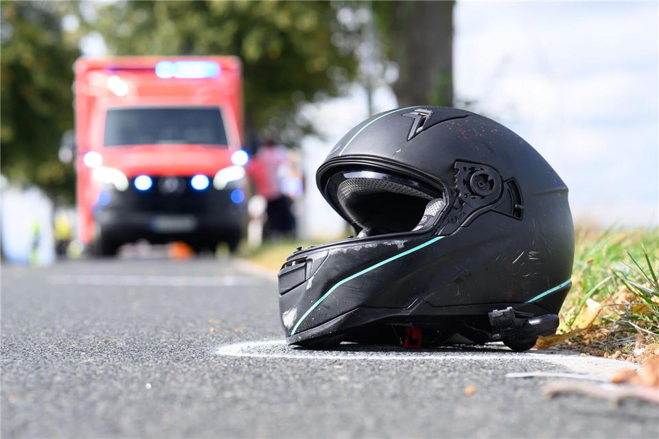 Die Motorradsaison hat begonnen - im Landkreis Mansfeld-Südharz kam es zu einem schweren Unfall. (Symbolbild) Julian Stratenschulte/dpa