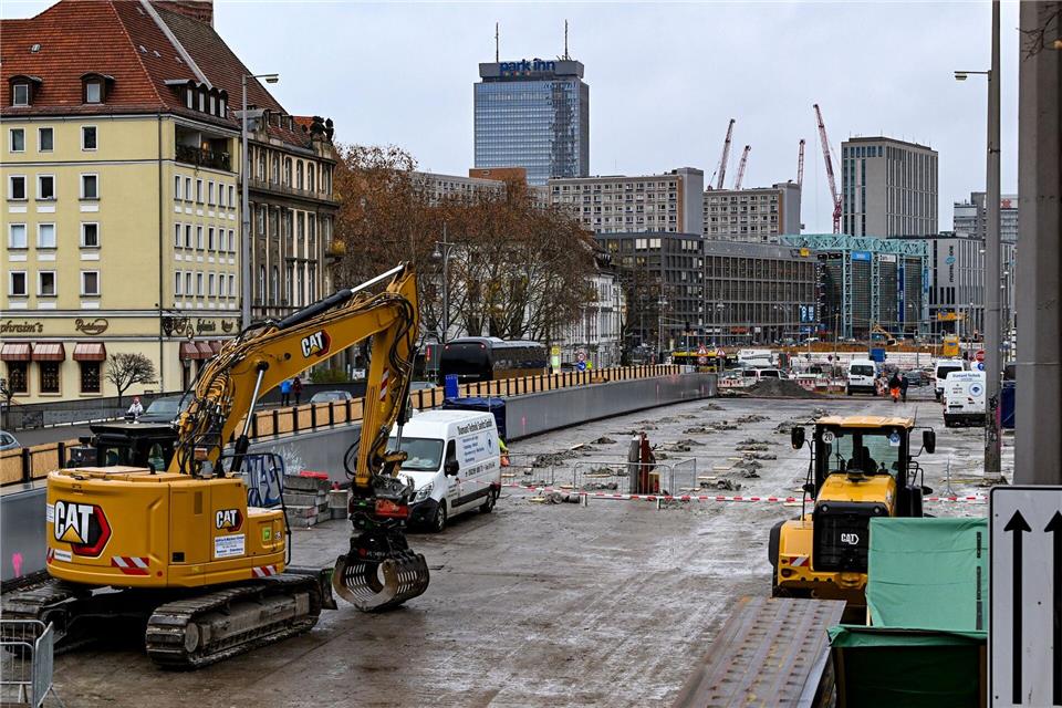Die Mühlendammbrücke in Berlin-Mitte soll neu gebaut werden. Nun gibt es Schäden an der benachbarten Neuen Gertraudenbrücke. (Archivbild)    Jens Kalaene/dpa