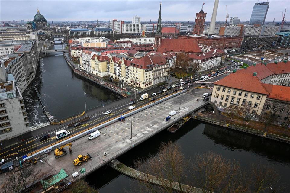 Die Mühlendammbrücke in Berlin verbindet den Molkenmarkt und die Fischerinsel.Jens Kalaene/dpa