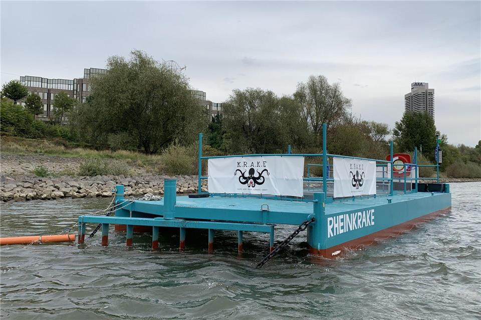 Die Müllfalle – genannt „Rheinkrake“ – schwimmt an ihrer Position auf dem Rhein in Köln. (Archivbild)Leandra Hamann/Universität Bonn/dpa