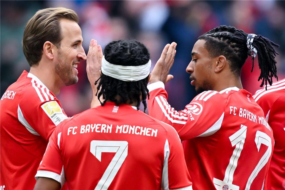 Die Münchner Torschützen (v.l.) Harry Kane, Serge Gnabry und Michael Olise beim Jubel.Sven Hoppe/dpa
