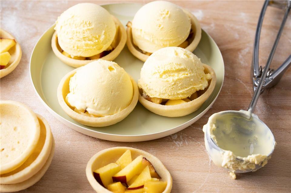 Die Mürbeteig-Schälchen wurden auf einem umgedrehten Muffinblech gebacken. Gefüllt mit Früchten und Eis können sie fertig vorbereitet im Gefrierschrank warten, müssen dann nur noch zum Grillen in Eischnee gepackt werden. Marian Moschen/Mann backt/dpa-tmn