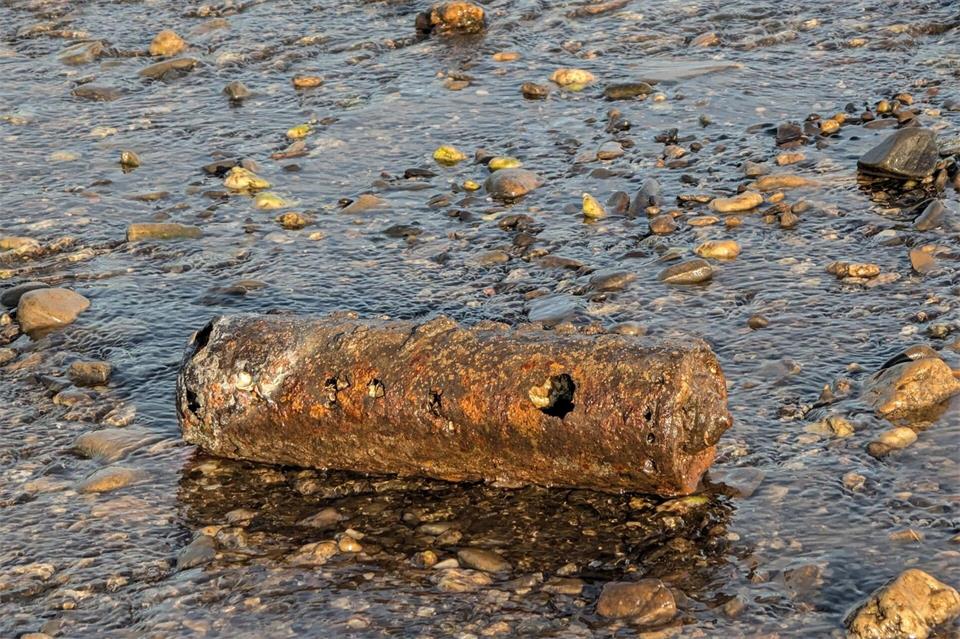 Die Munition aus dem Zweiten Weltkrieg war wegen des Niedrigwassers freigelegt worden. -/Feuerwehr Neuss/dpa