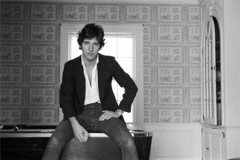 Die Musikdokumentation „Bruce Springsteen, der amerikanische Freund“ zeigt ein Bild des Künstlers im Januar 1977 zu Hause in New Jersey. David Gahr/Getty Images/ARTE F/dpa