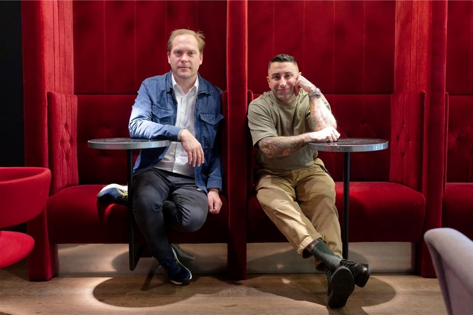 Die Musiker Sammy Amara von der Band Broilers (r) und Thees Uhlmann (l) sitzen nach einem Interview in einem Cafe.