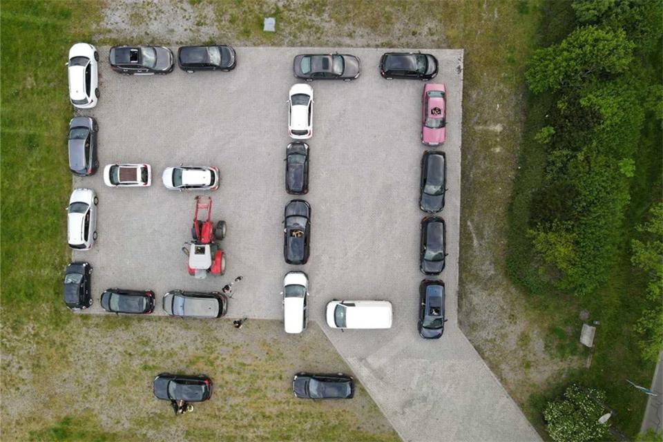 Die Musiker haben die Jahreszahl 60 mit ihren Autos nachgestellt.