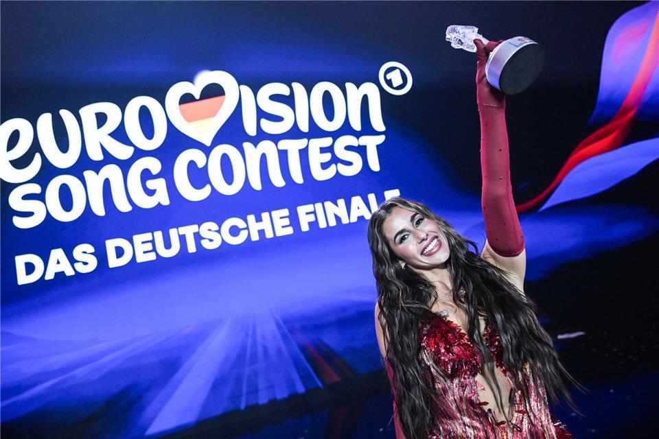 Die Musikerin Sarah Engels freut sich bei dem Vorentscheid zum Eurovision Song Contest über den Sieg. Britta Pedersen/dpa