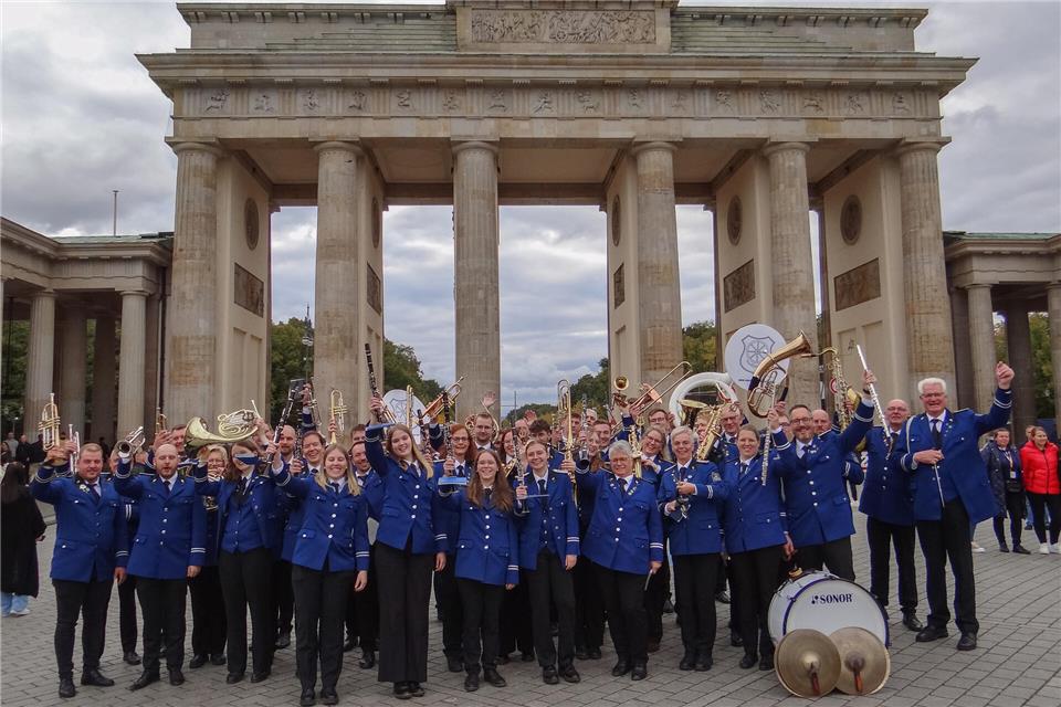 Die Musikkapelle Burlo gab ein Konzert am Brandenburger Tor.