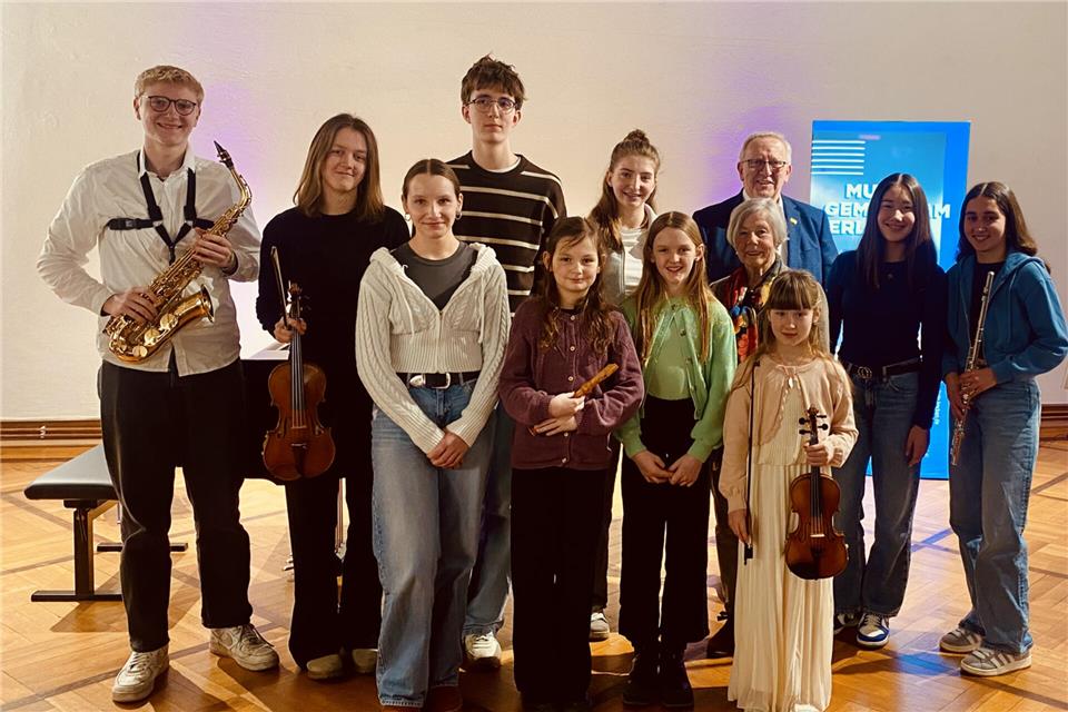 Die Musikschüler mit Stiftungsgeberin Beate Schmidt und dem stellvertretenden Bürgermeister Günter Stork.